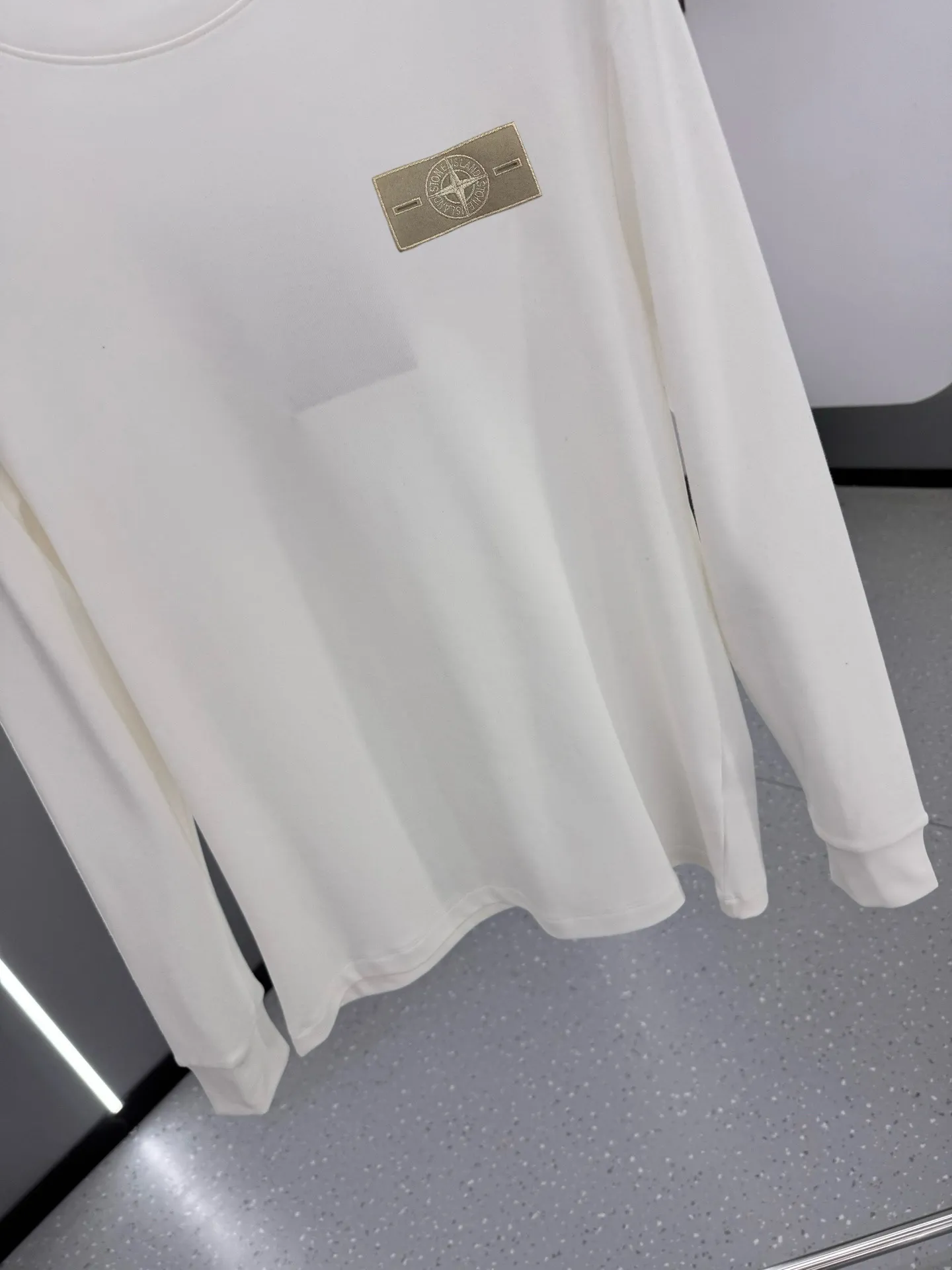 P220 Stone Island 2025 autumn and winter men's latest trade order mid-collar bottoming shirt, in full condition! ! Designed with logo embroidery! Customized 100% pure cotton fabric! Weighing 330g, the upper body is comfortable and breathable, not stiff, and has a rich three-dimensional feel overall. It is a quality export order that meets the simple needs of commuters. The upper body effect is very good, slimming, and not picky about the figure. The fabric workmanship is impeccable. Black White Size: XS-2XL